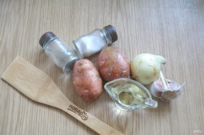 Картошка жареная с луком и чесноком - фото шаг 1