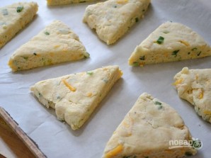 Уголки с сыром и зеленым луком - фото шаг 8