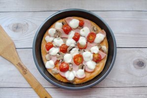 Пицца с ветчиной и грибами - фото шаг 10