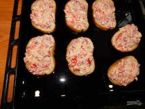 Запеченные бутерброды с колбасой - фото шаг 3