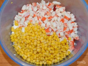 Салат с перцем, кукурузой и крабовыми палочками - фото шаг 3