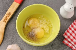 Гренки из черного хлеба с яйцом - фото шаг 3