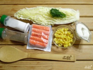 Салат с крабовыми палочками и кукурузой - фото шаг 1