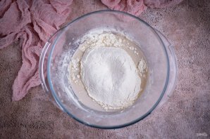 Слоеные пирожки с сыром и луком - фото шаг 4