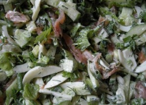 Салат с копченой форелью - фото шаг 3