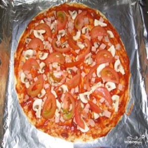 Пицца с помидорами и колбасой - фото шаг 2