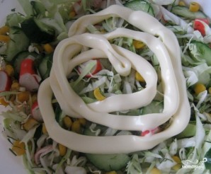 Салат из свежей капусты и крабовых палочек - фото шаг 8