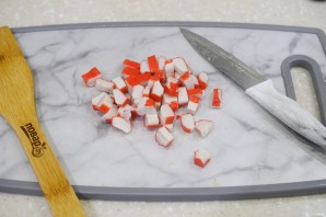 Крабовый салат с яичными блинчиками - фото шаг 4