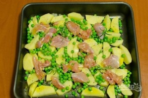 Курица с картофелем и зеленым горошком - фото шаг 2