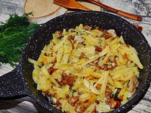 Жареный картофель с грибами в сливочном соусе - фото шаг 6