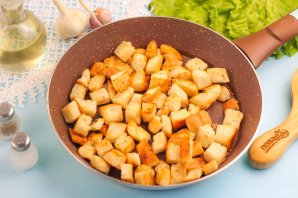 Салат "Цезарь" с майонезом - фото шаг 2