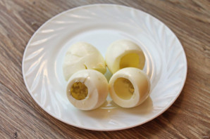 Фаршированные яйца "Мухоморы" - фото шаг 2