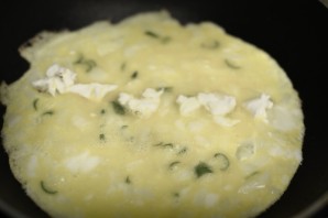 Омлет с молоком и сыром - фото шаг 5