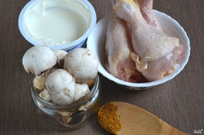 Курица с грибами в сметанном соусе - фото шаг 1