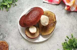 Белые грибы жареные - фото шаг 2