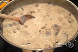 Куриная печень с грибами в сливочном соусе - фото шаг 7