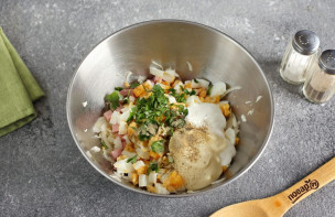 Салат с яйцом, капустой и колбасой - фото шаг 5