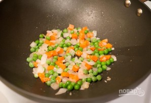 Рис с курицей на сковороде - фото шаг 5