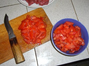 Гуляш из говядины с помидорами - фото шаг 6