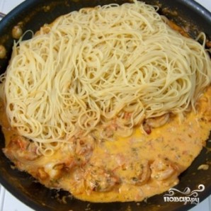 Спагетти с креветками в сливочно-томатном соусе - фото шаг 7