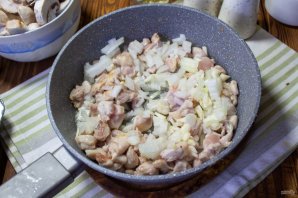 Жульен с курицей и грибами в формочках для кекса - фото шаг 3