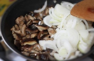 Мясо с грибами на сковороде - фото шаг 6