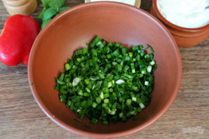 Салат из зеленого лука со сметаной - фото шаг 2