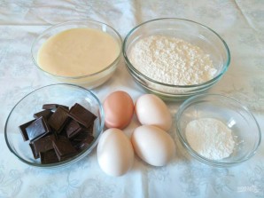 Молочный пирог с кусочками шоколада - фото шаг 1