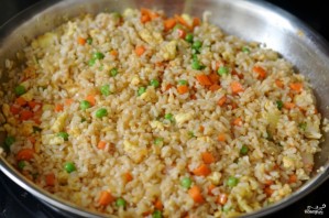 Рис с морковкой и луком на сковороде - фото шаг 5