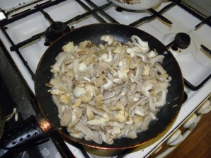 Салат с кальмарами и грибами - фото шаг 2