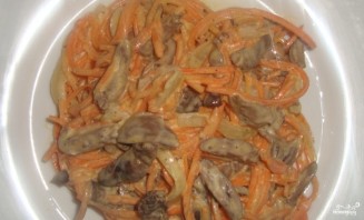 Салат с печенью и корейской морковкой - фото шаг 5
