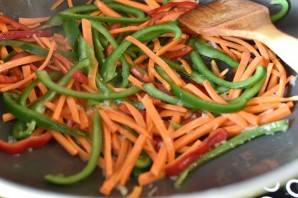 Стир-фрай из вешенок с морковью и овощами - фото шаг 6