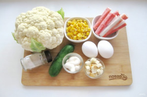 Салат из цветной капусты с крабовыми палочками - фото шаг 1