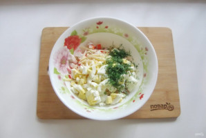 Салат с крабовым мясом и помидорами - фото шаг 6