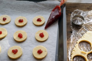 Песочное печенье с джемом - фото шаг 5