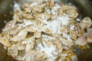 Курица в соусе на сковороде - фото шаг 3