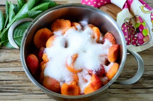 Варенье из абрикосов с листьями вишни - фото шаг 3
