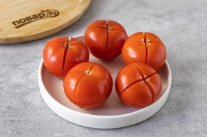 Малосольные помидоры с чесноком и зеленью - фото шаг 4