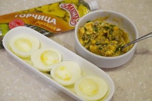 Яйца, фаршированные селедочным салатом - фото шаг 5