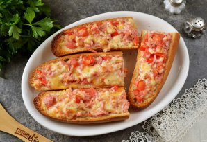 Багет запечённый с колбасой, сыром и помидором - фото шаг 7