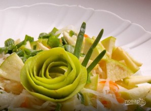Салат из квашеной капусты с яблоками - фото шаг 4