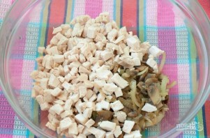 Салат с курицей, черносливом и грибами - фото шаг 2