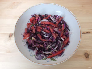 Салат с красной капустой и помидорами - фото шаг 4