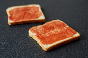 Бутерброды в вафельнице с сыром и кетчупом - фото шаг 2