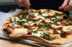 Пицца с моцареллой и базиликом - фото шаг 5