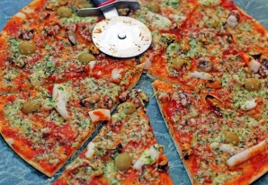 Пицца из морского коктейля - фото шаг 5