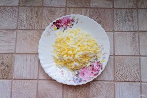 Слоёный салат "Нежность" с крабовыми палочками - фото шаг 3