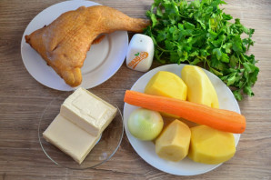 Суп с копченой курицей и плавленным сыром - фото шаг 1