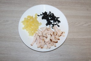 Салат с курицей, черносливом и ананасом - фото шаг 4