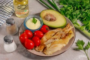Салат с запеченной курицей, авокадо и помидорами - фото шаг 1